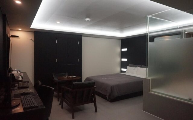 Louis Hotel