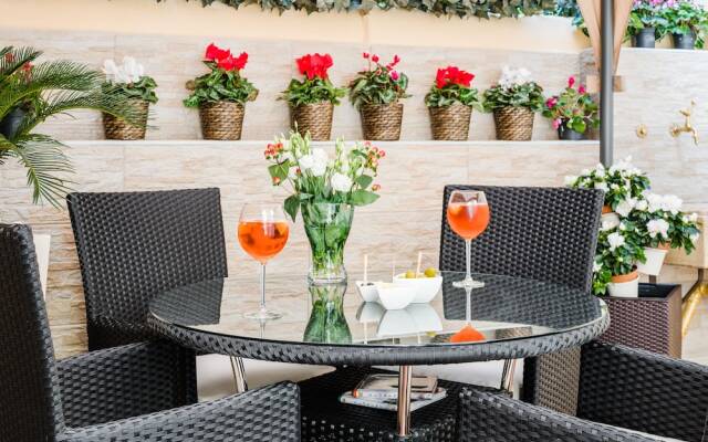 Florence Liona Apartments