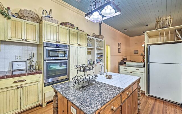 The Lilly House: Historic Glen Rose Home w/ Porch!