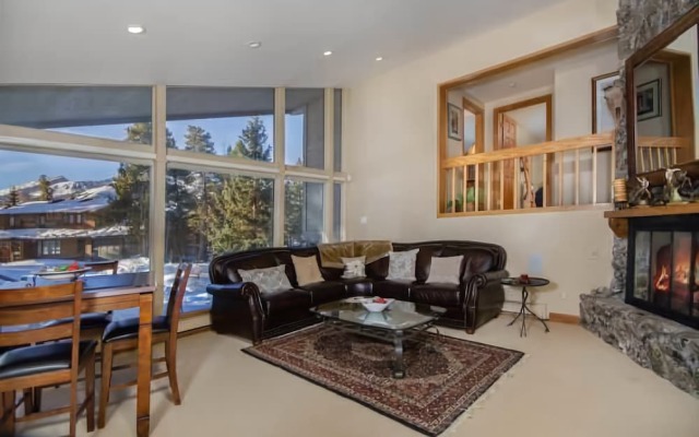 Royal Tiger Lodge (Private Home with Hot Tub)