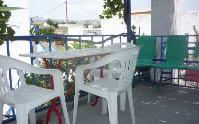 Traditional Villa 7 Mins Drive From Haraki Beach