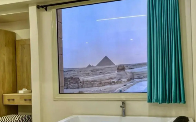The Gate Hotel Front Pyramids & Sphinx View