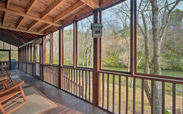 'riverbend Reserve' Cabin w/ Yard + Fire Pit!