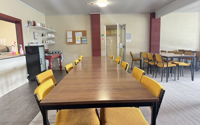 The Crossing Lodge and Backpackers
