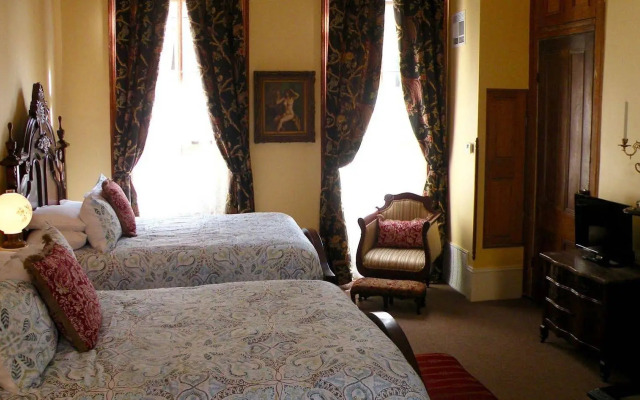 Parisian Courtyard Inn