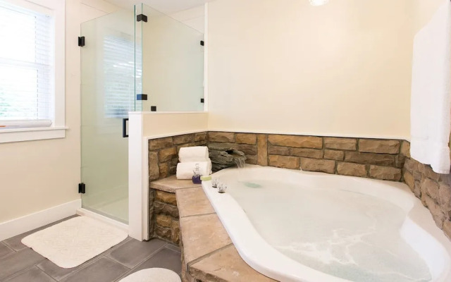 Pine Cove Lodging