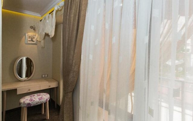 8 1/2 Art Guest House