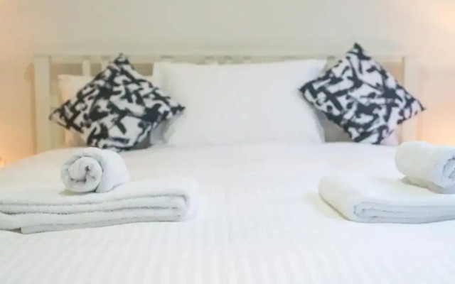 Comfortable New 2 Bedroom Apartment by St Kilda Pier