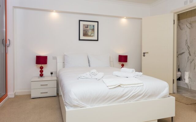 2 Bedroom Flat in Limehouse Sleeps 4 Guests