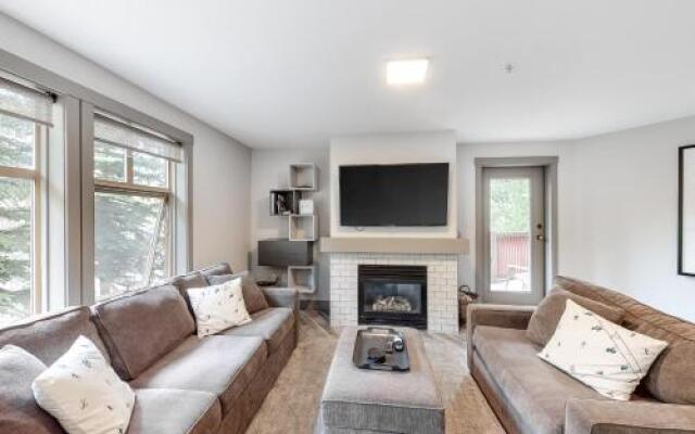Eagle Springs East 206: White Fir Suite