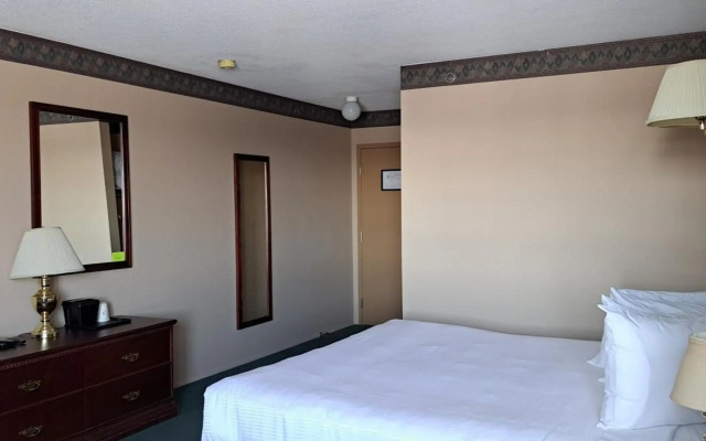 Travelodge by Wyndham Lacombe