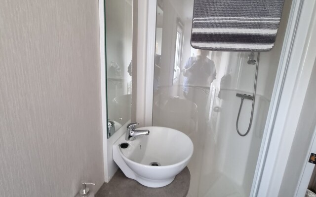Immaculate 8-bed Cabin in Tattershall Lake