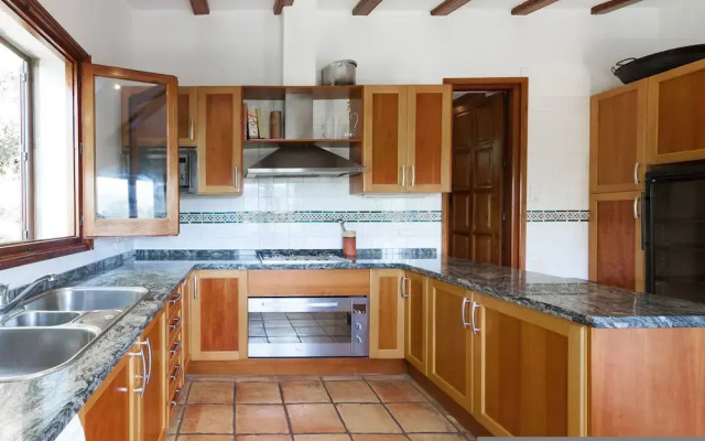 Casabra in Ador With 5 Bedrooms and 3 Bathrooms