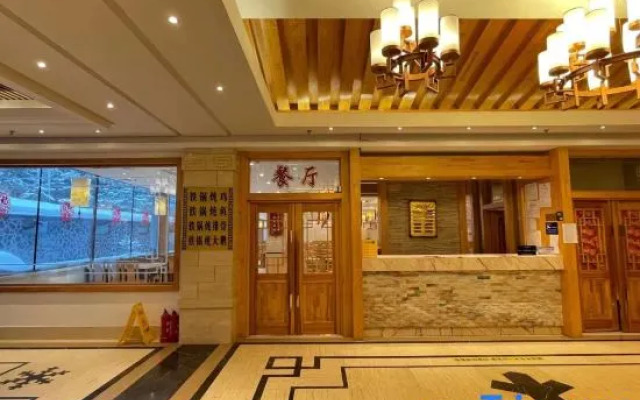 Xuexiang Xueyun Holiday Hotel