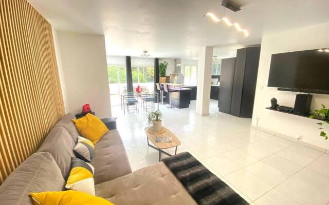 VILLA 6 PERSONNES /PISCINE/CAMPAGNE/TERRAIN DE PETANQUE/15 km BANDOL