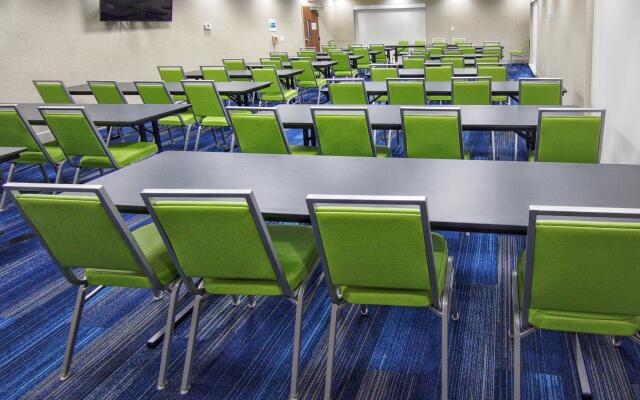 Holiday Inn Express & Suites Moore by IHG