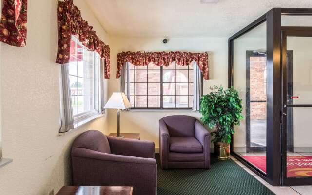 Econo Lodge & Suites