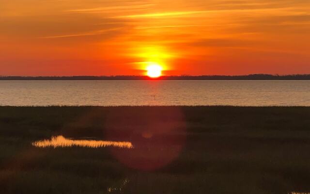 Luxe Waterfront - 3 Br Home