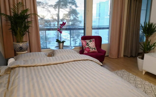 Charming Pine View Apartment