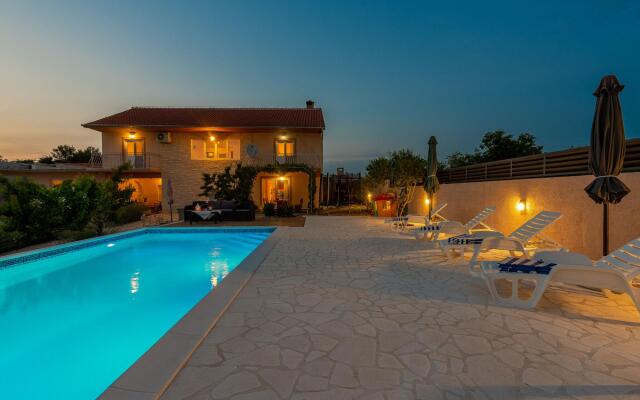 Beautiful Holiday Home in Lisicic