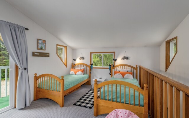 Chiwawa River Chalet 3 Bedroom Home by NW Comfy Cabins by RedAwning