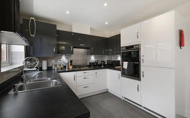 Oxlade Serviced Hse 3 Bedrms  6 singles