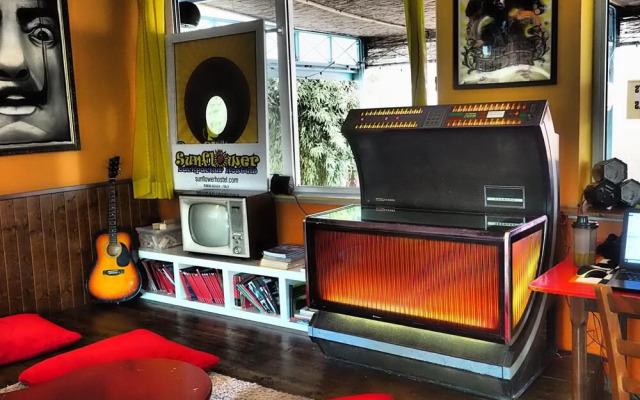 Sunflower Beach Backpacker Hostel