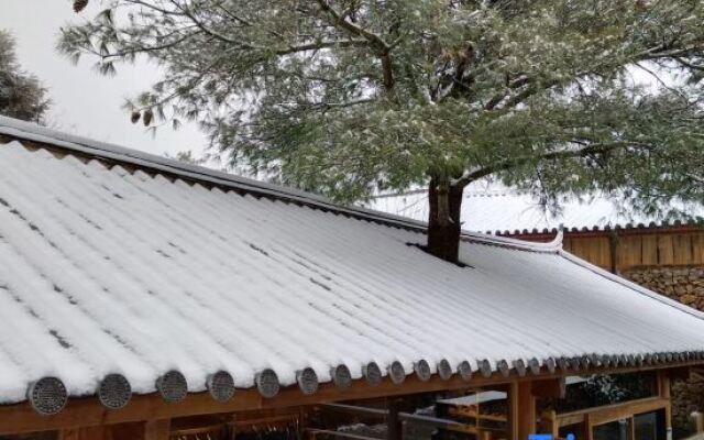 Xuema Yulong Hotel