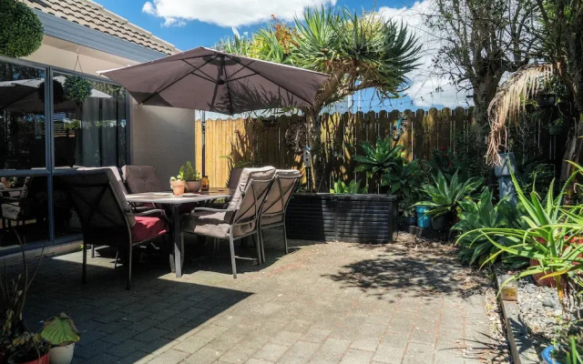 Spacious Eastern Beach Home - 1 Min From Beach!