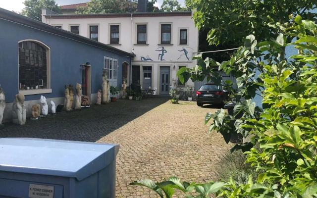 Kunstoase am blauen Haus