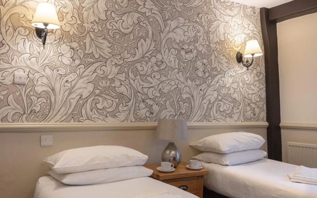 The New Inn by Roomsbooked