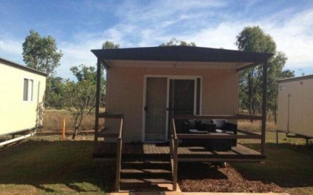 Lazy Lizard Tavern and Caravan Park Cabins