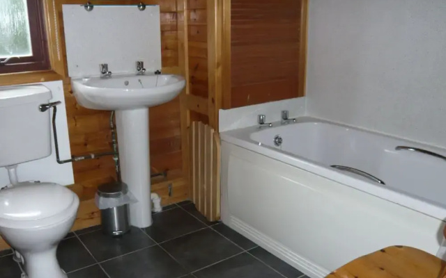 Cosy Pine Lodge With far Reaching Country Views and Large sun Deck