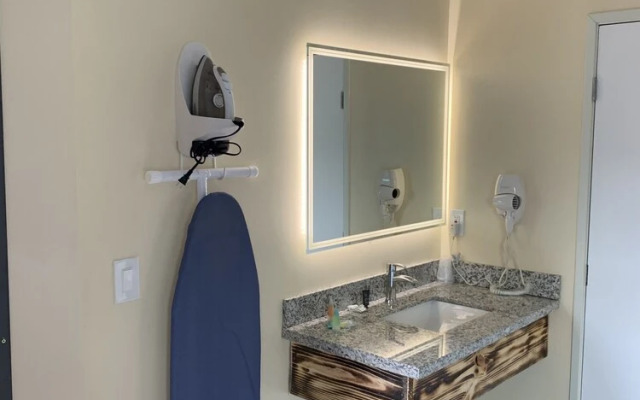 Willow Tree Inn  Suites