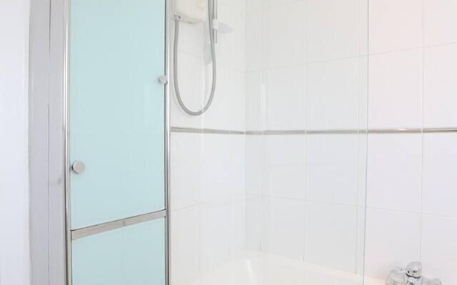 3/4 Bed House 2 Bathroom off Road Parking