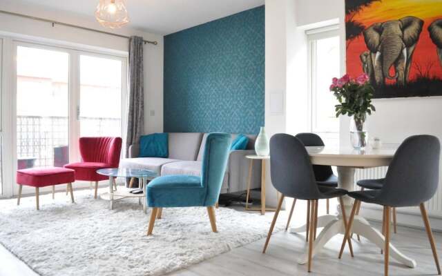 Modern 2 Bedroom East London Apartment With Balcony