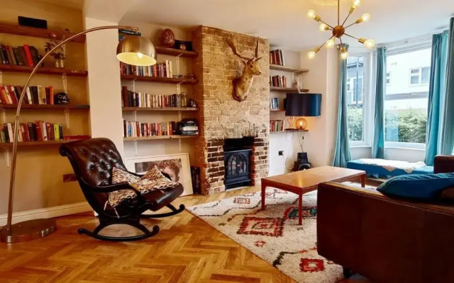 Eclectic seaside 4 bedroom artists residence