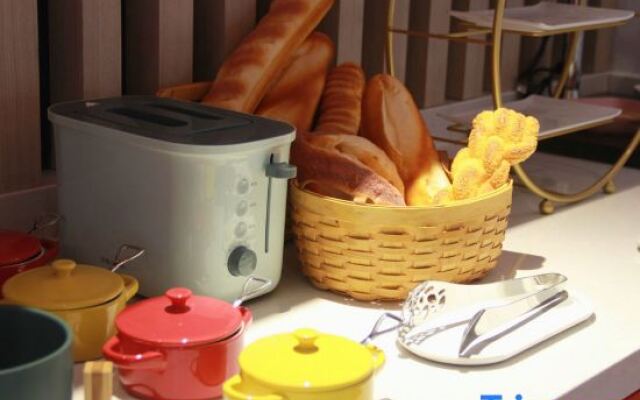 Zhoukou Celebrity International Hotel (Wenchang Wanda Plaza)