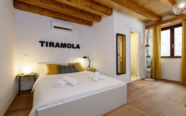 Apartments & Rooms Tiramola
