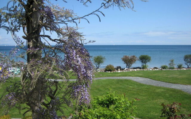 The Lodge at Weir's Beach