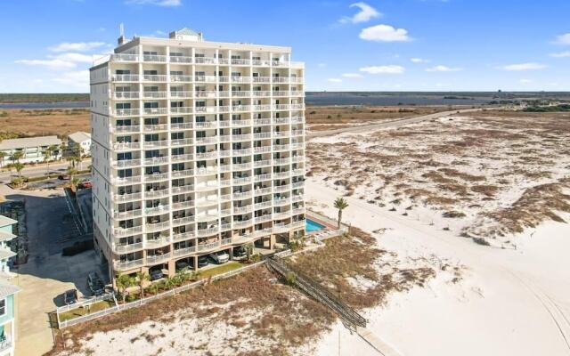 2br/2ba Sleeps 8, Beachfront w/ Pool