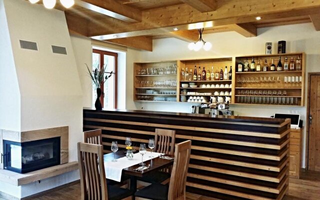 Zámecký Dvůr Černousy