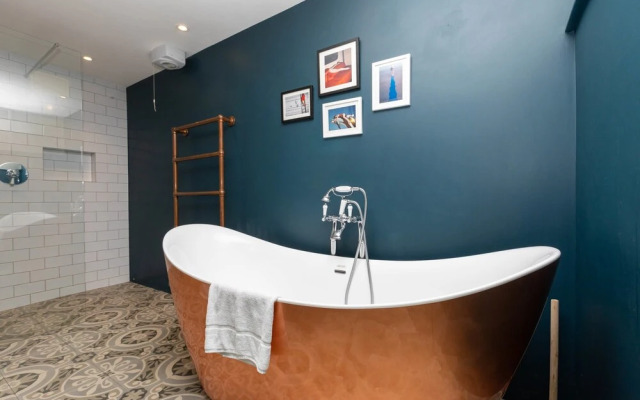 Stylish 2 Bedroom Converted Victorian Storefront