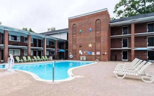 Rodeway Inn & Suites Williamsburg Central