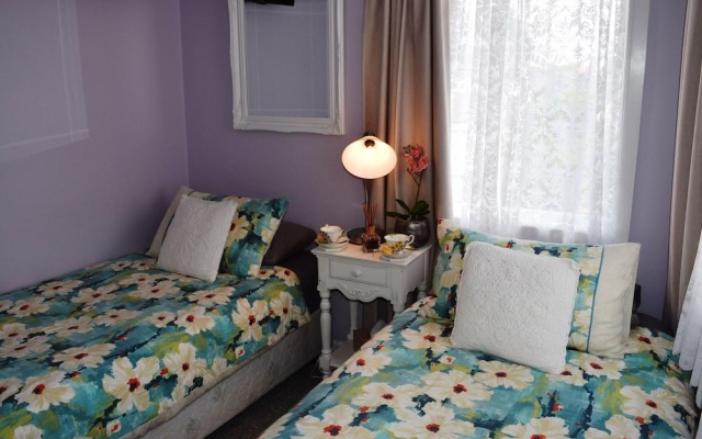 Cutmore Cottages - Bagala Bungalow – Guest Rooms – Sydney