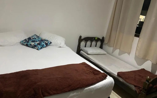 Casa de mãe aconchegante com piscina próximo à praia