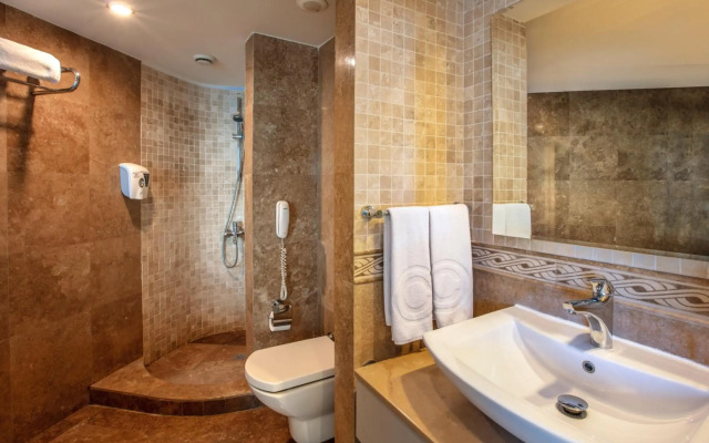 Charisma De Luxe Hotel
