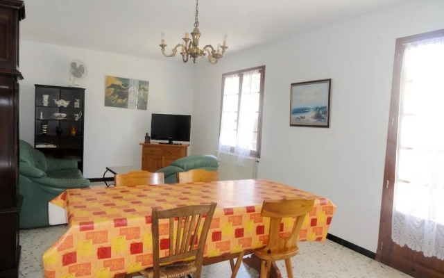 House With 2 Bedrooms in Saint-laurent-la-vernède, With Enclosed Garde