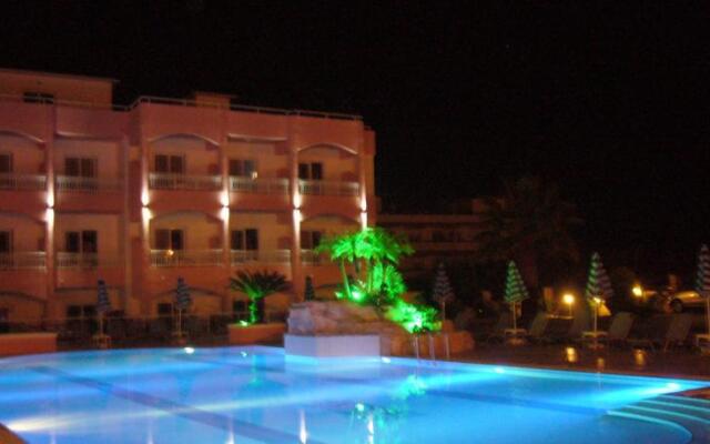 Royal Rose Studios & Apartments