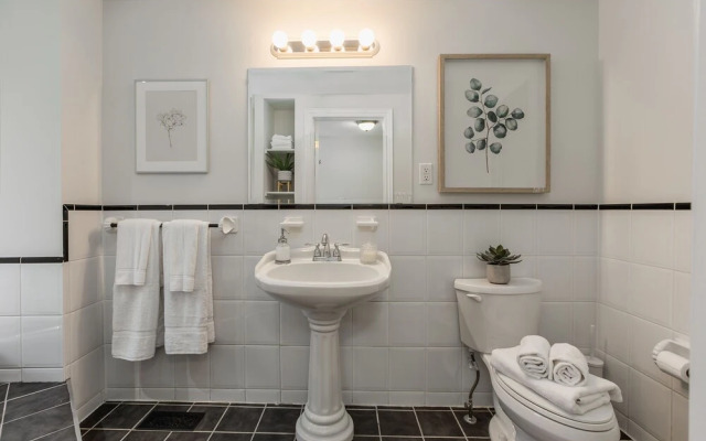 Homey & Elegant 3-bedroom House in the Annex